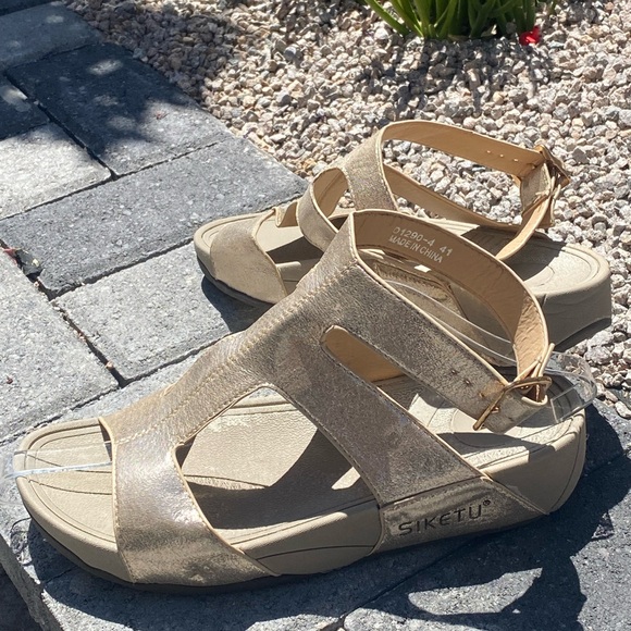 Siketu Gold Flat Sandal Size 10 - Picture 4 of 8